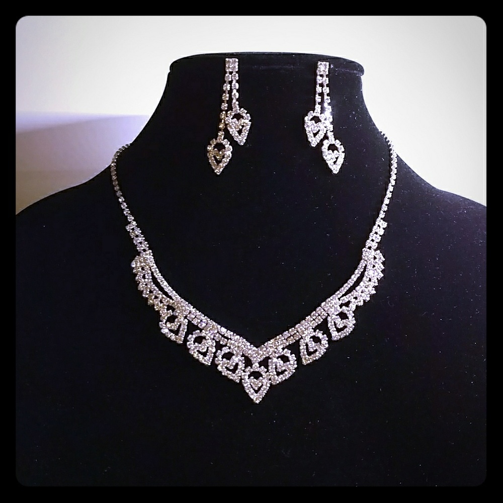 TOI COLLECTION NECKLACE & EARRINGS